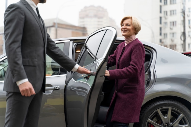 Free photo taxi driver and female client interacting in a formal way