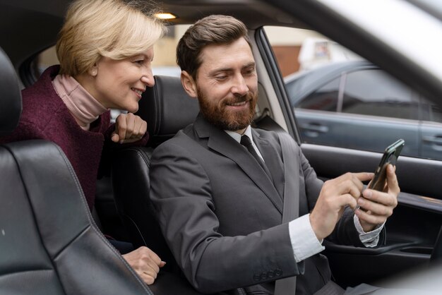正式な方法で相互作用するタクシー運転手と女性クライアント