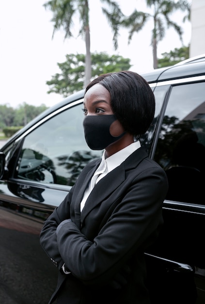 Free photo taxi driver waiting for her client