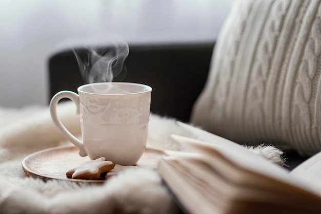 リラックスするためのお茶と本