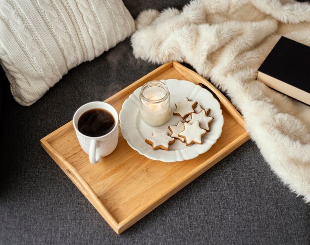 Чай и книга для отдыха.