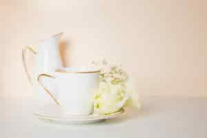 Free photo tea cup and flowers front view