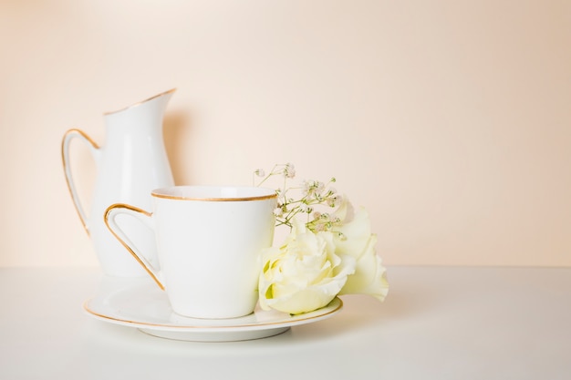 Чашка чая и цветы вид спереди