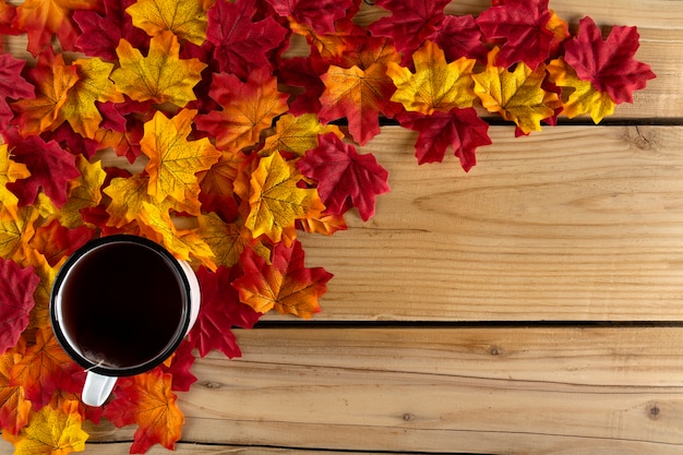 Foto gratuita tazza da tè con foglie d'autunno