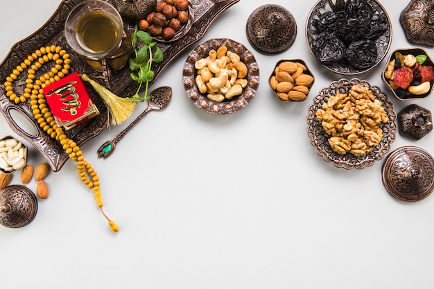 Foto gratuita bicchiere da tè con diverse noci e perline