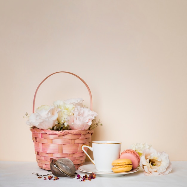 Free photo tea and macaroons front view