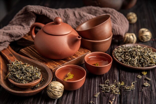 Tea pot and cups on desk