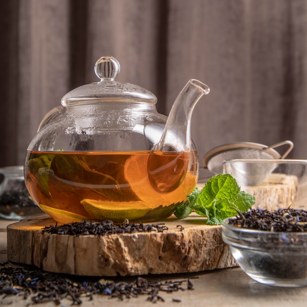 Tea pot with lemon slices