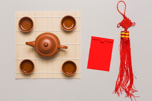 Бесплатное фото Чайный набор и китайские украшения