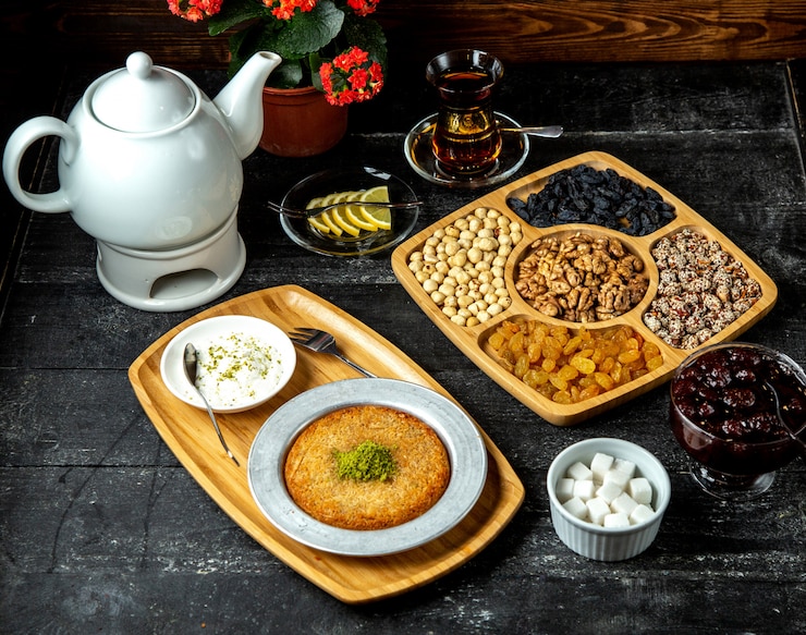 무료 Photo 차 세트 kunefe 견과류 건조 과일 측면보기