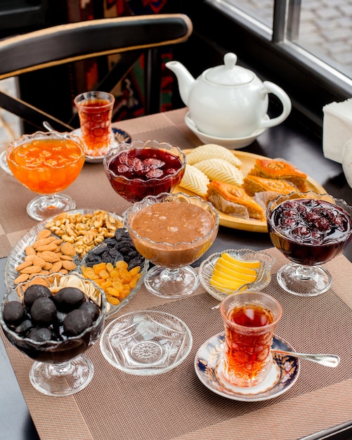 Чайный сервиз с различными видами джемов, пахлавы, шекербуры, сухофруктов и орехов