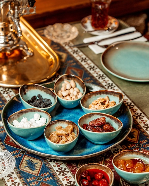 Бесплатное фото Чайный набор с орехами и джемом из сухофруктов