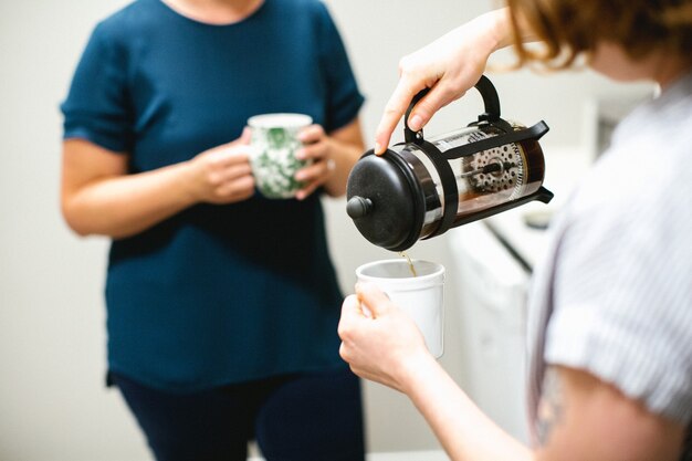 お茶の時間。お茶を飲む2人の女性