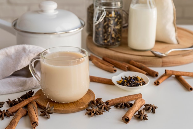 Free photo tea with milk and cinnamon