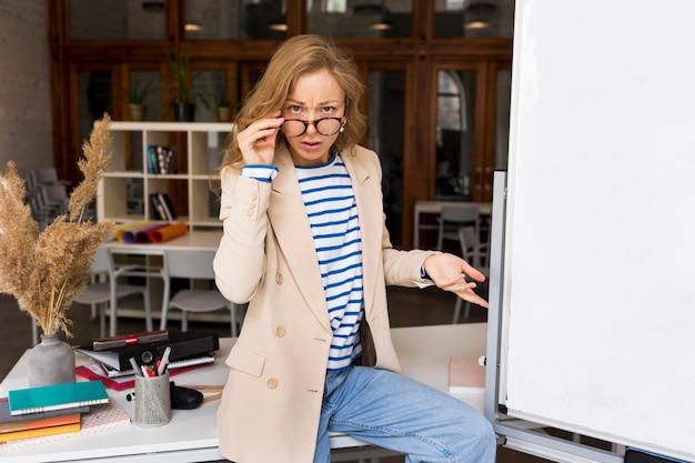 Foto gratuita insegnante in classe