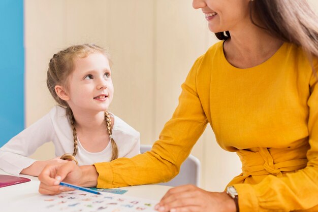 Insegnante che spiega qualcosa a una bambina