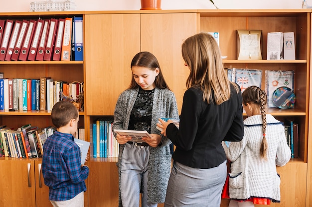 Foto gratuita l'insegnante dà libri