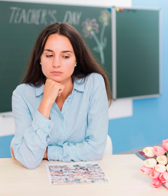 Foto gratuita insegnante che sembra triste in classe