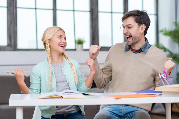 Foto gratuita insegnante e giovane studente hanno successo