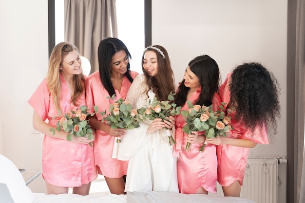 Foto gratuita squadra sposa che festeggia prima del matrimonio