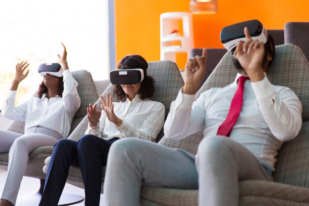 Команда бизнес-коллег, играющих в VR