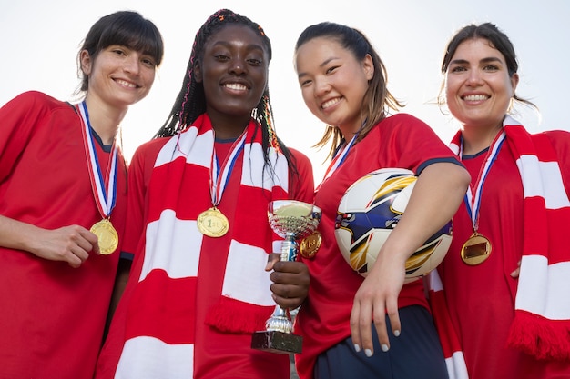 Foto gratuita squadra che festeggia la vittoria della coppa d'argento