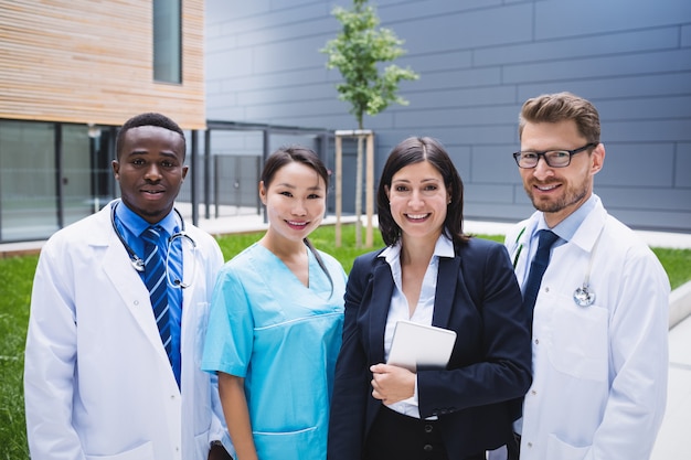 Free photo team of doctors standing together in hospital premises