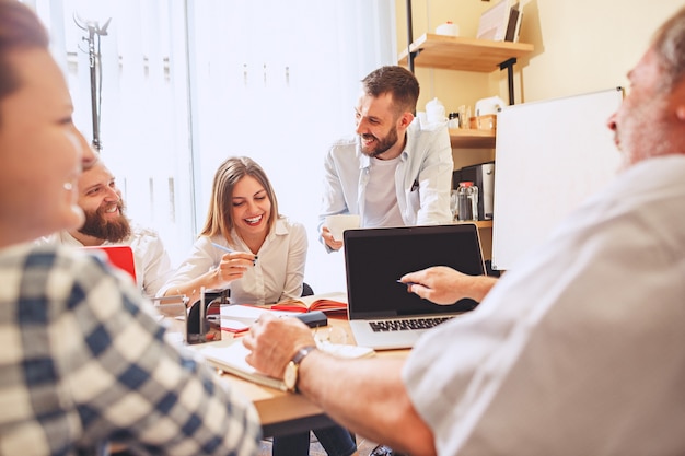 Foto gratuita lavoro di squadra. foto giovani imprenditori che lavorano con un nuovo progetto in ufficio