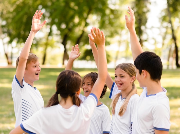 Compagni di squadra felici dopo aver vinto una partita di calcio