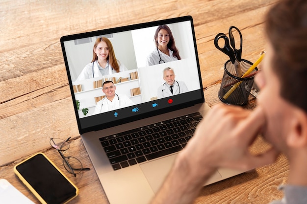 Foto gratuita chiamata in conferenza online di riunione del team sul computer portatile