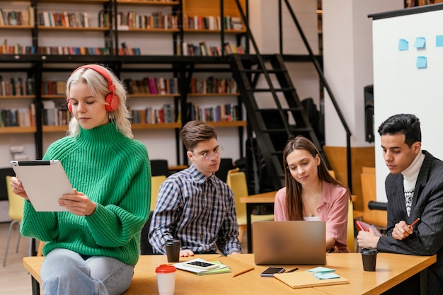 Foto gratuita riunione del team per le startup