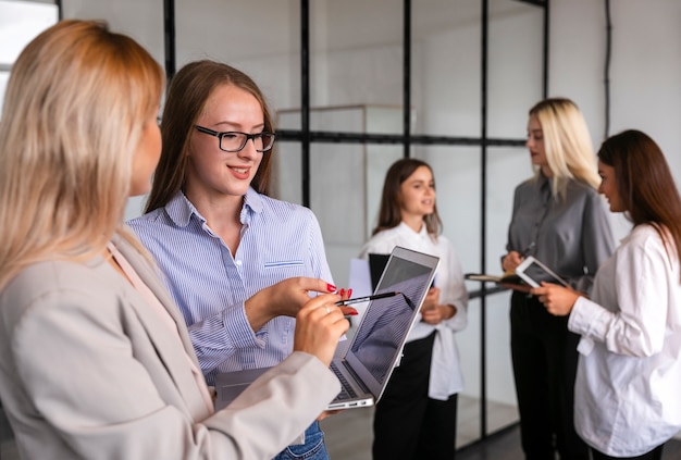 Riunione di squadra al lavoro con dispositivi elettronici