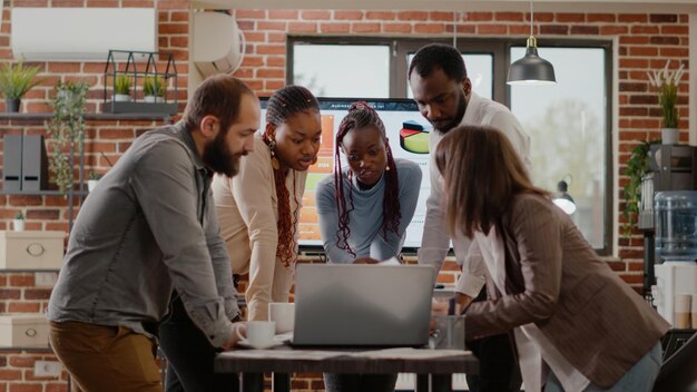 회의실 사무실에서 비즈니스 프로젝트를 계획하기 위해 노트북을 사용하는 동료 팀. 마케팅 전략 및 프레젠테이션을 설계하기 위해 회사 성장 및 개발에 대해 함께 일하는 동료.
