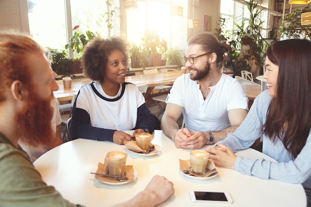 Team di giovani colleghi che hanno riunione al caffè