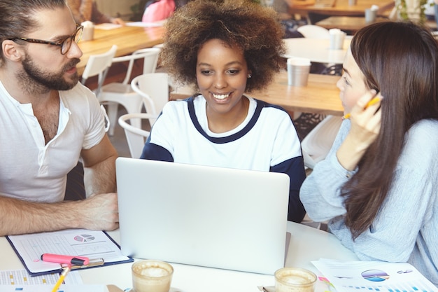 Foto gratuita team di giovani colleghi che hanno riunione al caffè