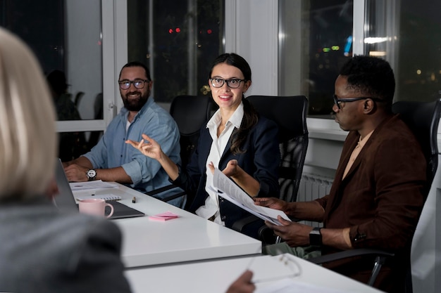 Foto gratuita compagni di squadra che lavorano fino a tardi in ufficio