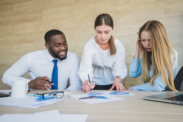 Foto gratuita scena di lavoro di squadra