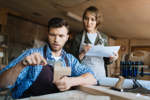 Lavoro di squadra in officina spaziosa