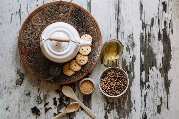 Teiera e biscotti sul vassoio