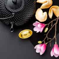 Foto gratuita teiera con magnolia capodanno cinese