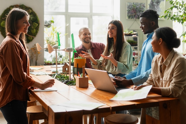 Foto gratuita persone tecnologiche che cercano di raggiungere obiettivi di sostenibilità ambiziosi