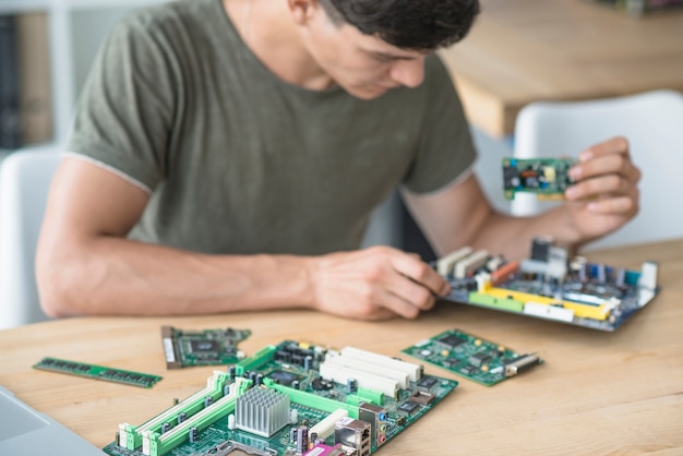 Foto gratuita tecnico che assembla le parti della scheda madre