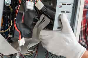 Бесплатное фото Техник рука с перчатками, ремонт компьютеров