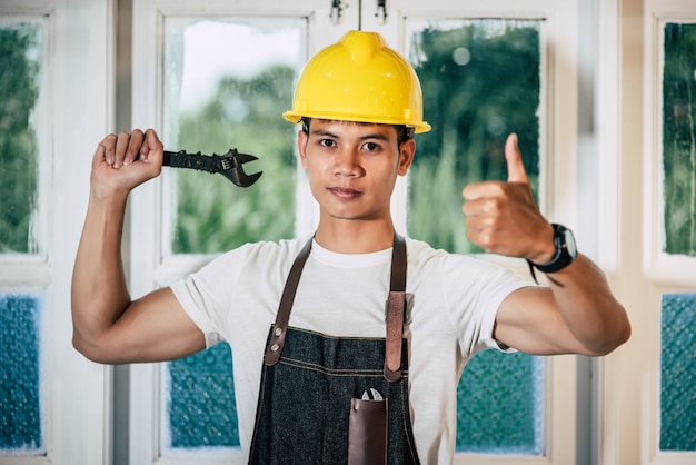 A technician holds a screwdriver and holds a thumb.