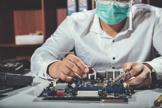 Foto gratuita il tecnico che ripara il computer, l'hardware del computer, la riparazione, l'aggiornamento e la tecnologia