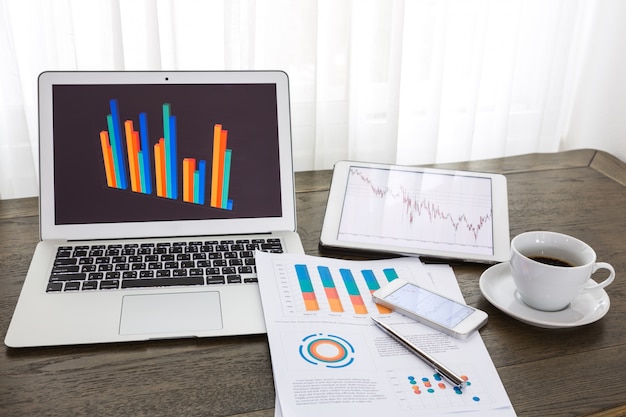 Dispositivi tecnologici con i documenti statistici