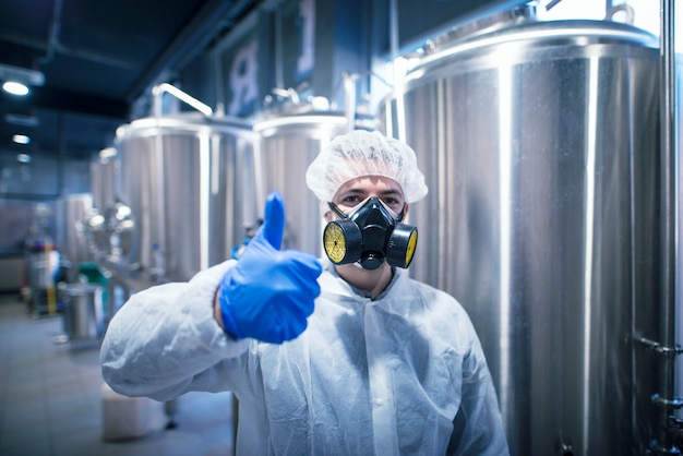 Free photo technologist specialist in white protection suit wearing gas mask for safety at work