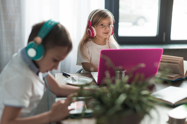 Foto gratuita concetto di tecnologia con i bambini a casa