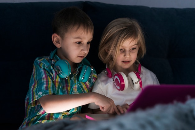 Foto gratuita concetto di tecnologia con bambini che guardano tablet