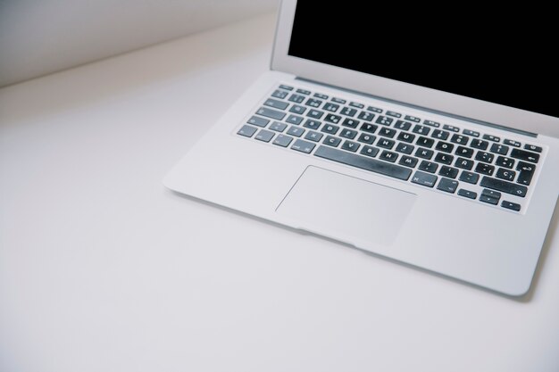 Технология и концепция стола с белым ноутбуком